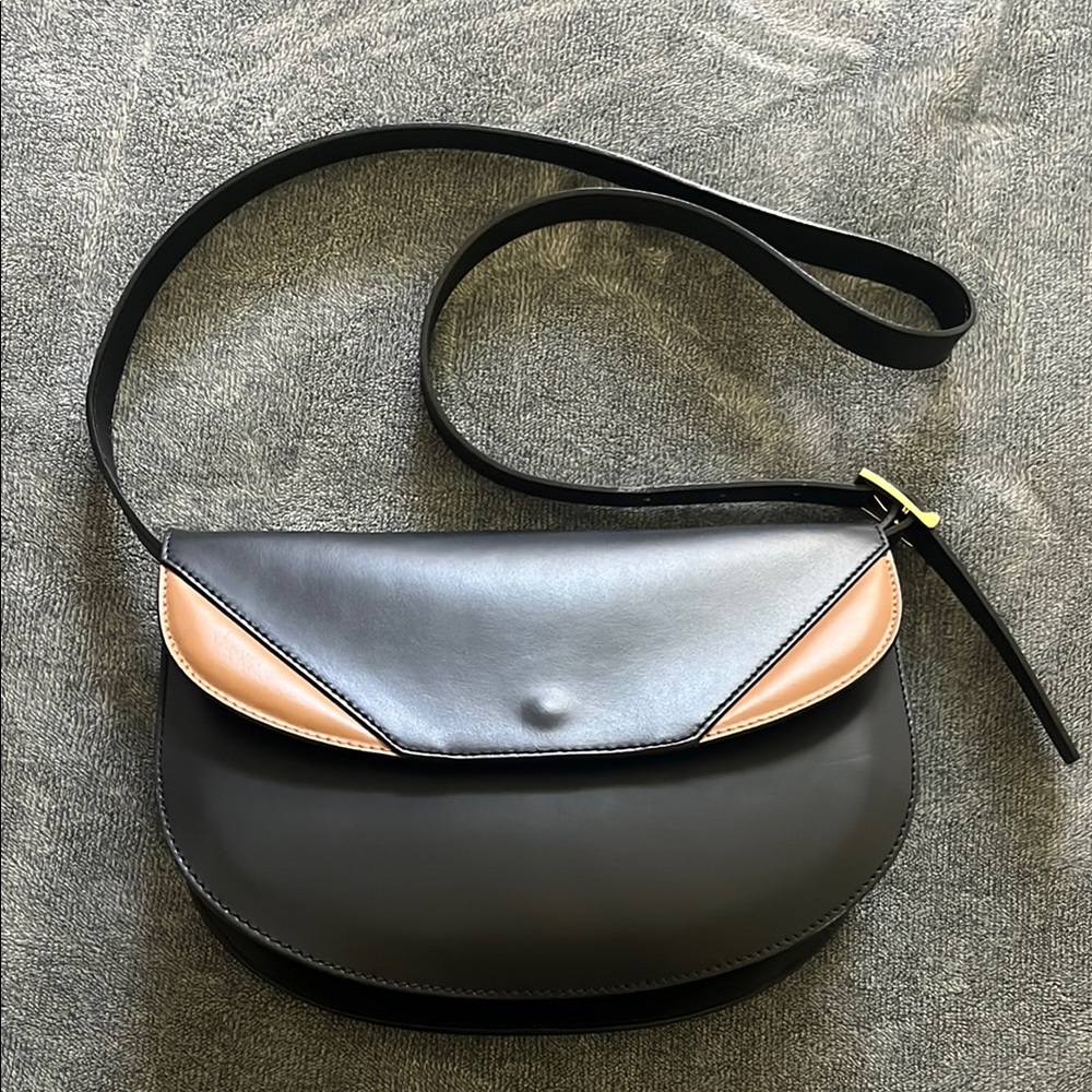 Elegant Black and Tan Women's Shoulder Bag